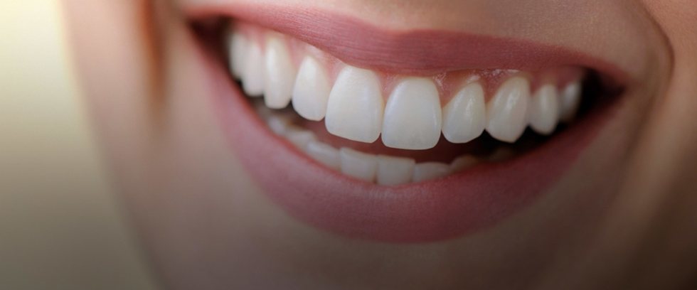 Sorriso saudável, com dentes alinhados